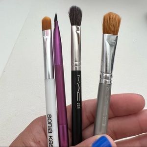 Set of 4 eye brushes-MAC 234, MAC 252SE, Sonia Kashuk 110,RT angled brow/spoolie